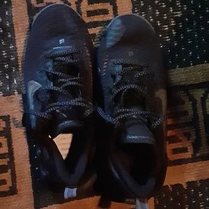 NIKE: Black and Grey Basketball Shoes | Size: USA-6.5Y